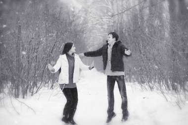 Sevgi dolu bir çift bir kış yürüyüş. Erkek ve kadın bir tarihte