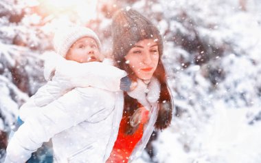 Genç bir aile yürüyüşe çıktı. Anne ve kızı şarapla yürüyorlar.