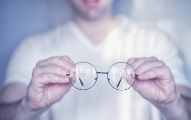 Kötü görüş kavramı. Kontak lens ve gözlüğü h içinde tut