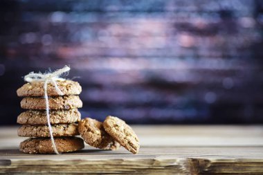 Taze yulaf ezmeli kurabiyeler ve ahşap kaplama sütler. Ch