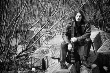 Rock gitaristi açık. Bir müzisyenle bir leath bir bas gitar