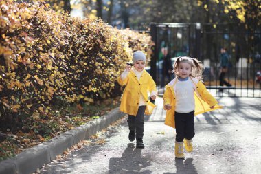 Çocuk sonbahar Park walk
