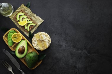 Avokado yemek tarifleri. Olgun yeşil avokado ahşap bir kesim üzerinde 