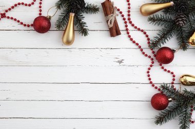 Yeni yıl geçmişi. Ahşap bir masa üzerinde ladin dalları. Orname