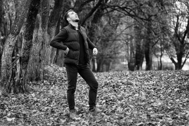 Genç sakallı adam açık