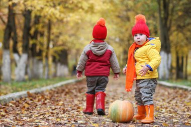 Çocuklar doğada yürüyüş mesafesindedir. Alacakaranlık çocuklar dolanıyorsun