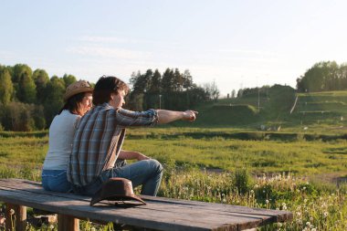 Hoş bir çift tarafından kırsal bir yolda