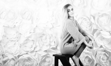 Bir odada bir kazaklı genç kız