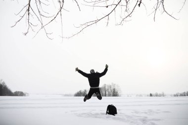 Yürüyüşte bir adam. Kış manzarası. Kış yolculuğunda turist.