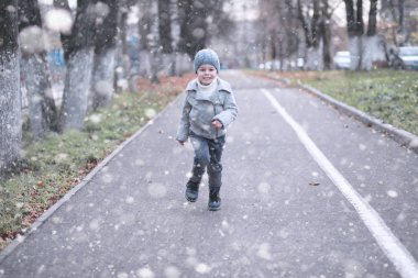 Çocuklar parkta ilk kar yürümek