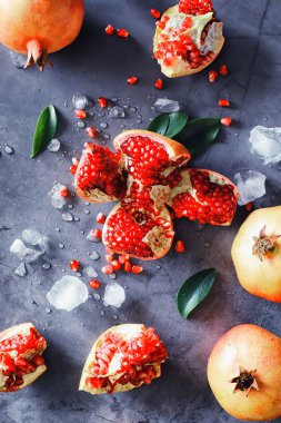 Masanın üzerinde olgun nar taneleri var. Nar suyu..