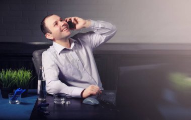 Tablo ve dizüstü bilgisayar üzerinde çalışan adam