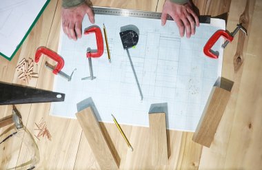 Araçları ve süreç içinde elektrikli testere ile atölye çalışması