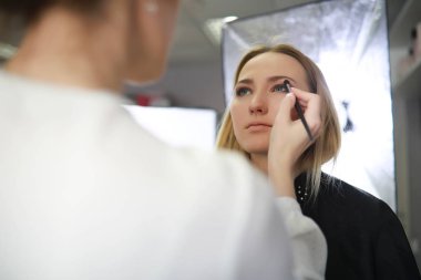 Genç kız ile bir makyaj sanatçısı