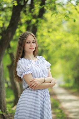 Bir kız bir bahar yeşil park