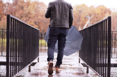 Ekim ayında sonbahar yağmurlu park