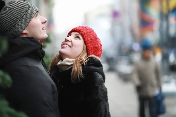 Pareja joven caminando durante el invierno — Foto de Stock