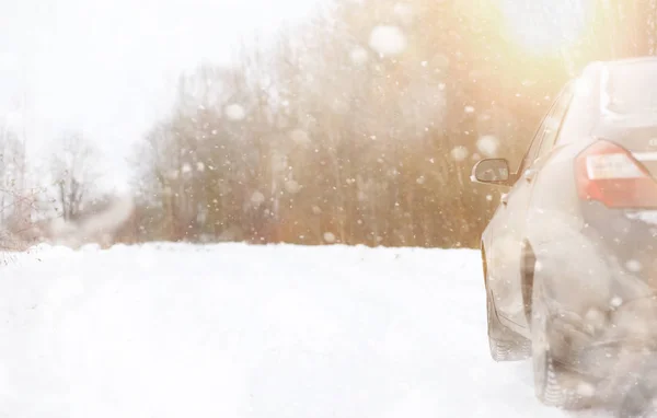 Coche en una carretera nevada de invierno en los campos . —  Fotos de Stock