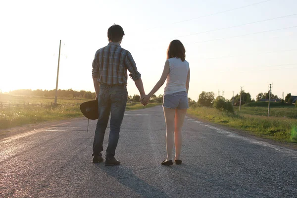 Söt par på en promenad genom landsbygden — Stockfoto