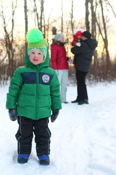 Giovane Famiglia Con Bambini Una Passeggiata Nel Parco Inverno — Foto Stock