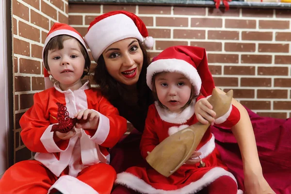 Papai Noel casal com gêmeos — Fotografia de Stock