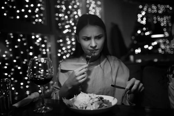 Девушка вечером в кафе — стоковое фото