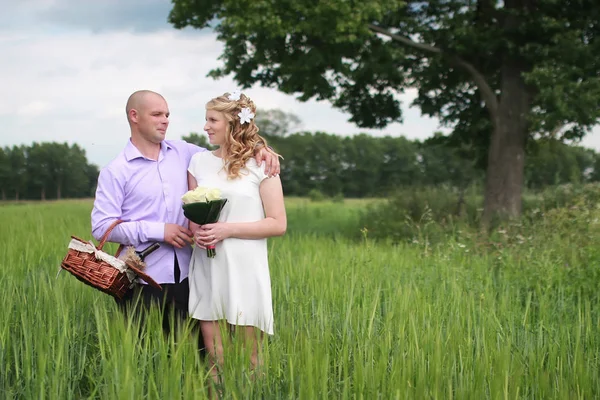 Liebespaar spaziert an Sommertag in Feld — Stockfoto