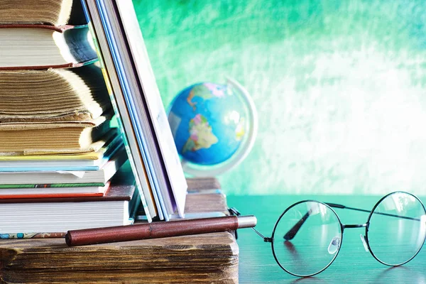 Education concept. A stack of textbooks and a book on the desk w — Stock Photo, Image