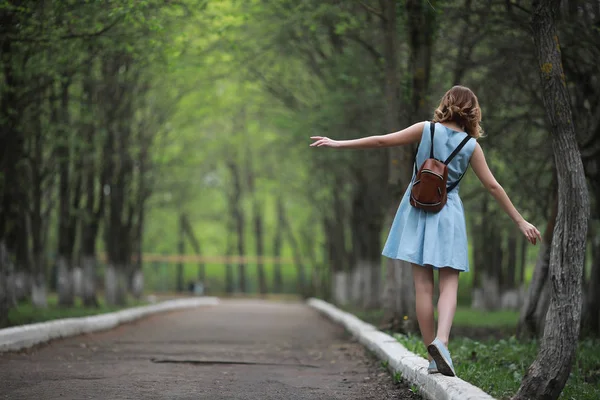 緑豊かな公園で青いドレスの少女 — ストック写真