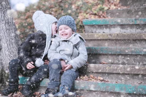 Los niños caminan en el parque primera nieve — Foto de Stock