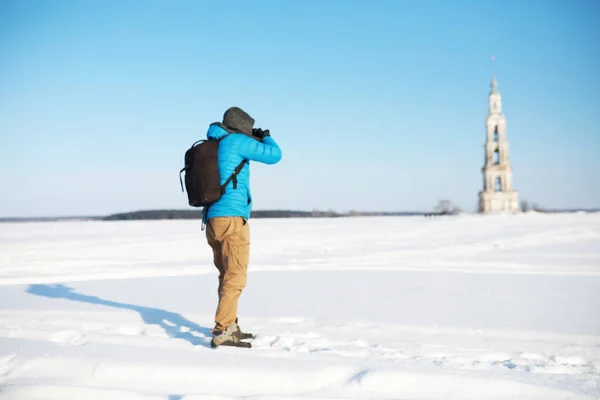 Cesta. Turista s fotoaparátem pořizuje fotografie krásných míst. — Stock fotografie