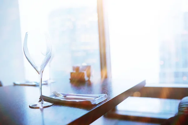 Cocktailgläser auf der Fensterbank neben dem Glas — Stockfoto