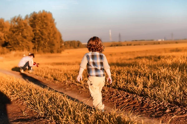 Barn utomhus i ett fält — Stockfoto