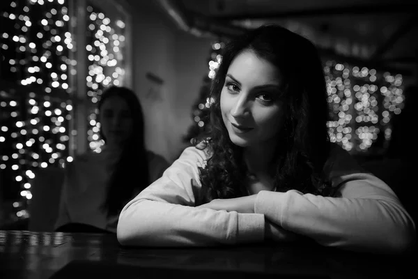 La chica en la noche en un café — Foto de Stock