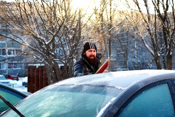 Invierno hombre cepillo coche nieve — Foto de Stock