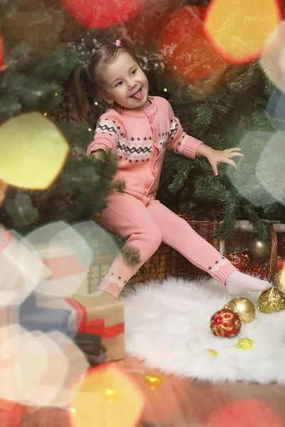 Little girl in new year's Christmas atmosphere. The girl is happ — Stock Photo, Image