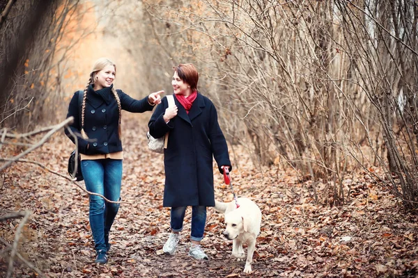 Mor Och Tonåring Promenad Höstträdgården — Stockfoto