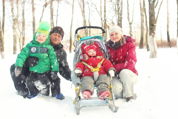 Famiglia Con Bambini Nel Parco Inverno Neve Piovana — Foto Stock