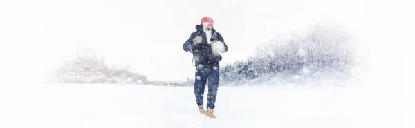 Mężczyzna podróżuje z plecakiem. Zimowa wędrówka po lesie. Turystyka — Zdjęcie stockowe
