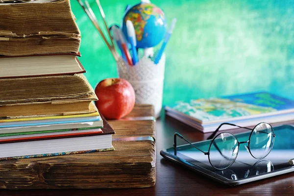 Концепция образования. Куча учебников и книга на столе. — стоковое фото