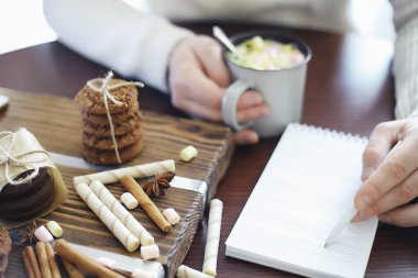 Kış kahvaltısı. Bir fincan sıcak çikolata, şekerleme ve taze pişmiş kurabiyeler. Zencefilli kurabiye ve kahve..