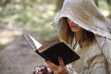 Bir cüppeyi içinde bir adam bir kristal topu ve Boo ile karanlık bir ormanda bir ritüeli harcıyor