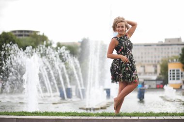 Parkta güzel bir kız yaz güneşli bir günde