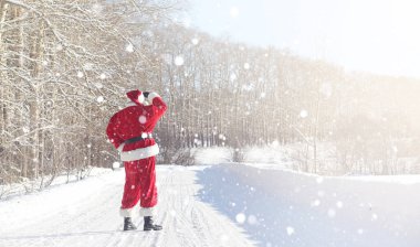 Noel Baba hediyeleri ile dışarıdan geliyor. Noel Baba sakal ve gözlük ile Kırmızı elbiseli Noel-e doğru yolda yürüyor. Noel Baba çocuklarına hediyeler getiriyor.