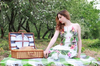 Dışarıdaki kadın şapka takıyor.