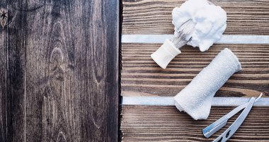 Ahşap dokuda tıraş aksesuarları. Aletler. Tek kullanımlık tıraş makinesi, fırça, köpük tehlikeli tıraş makinesi..