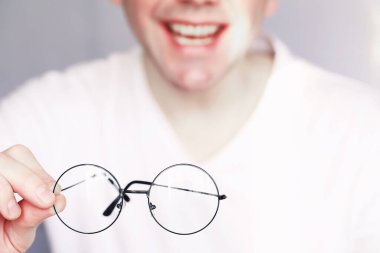 Kötü görüş kavramı. Kontak lens ve gözlüğü elinizde tutun. Reklam gözlükleri ve lensler için poster.