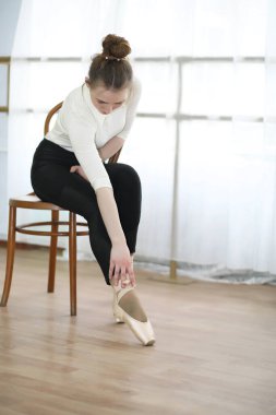 Güzel kız balerin içeride pratik yapıyor.