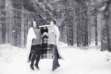 Sevgi dolu bir çift bir kış yürüyüş. Kışın parkta bir tarihte kadın ve erkek. Arkadaşlar kış Park