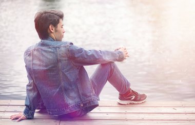 Genç bir adam öğle yemeği zamanında parkta yürür. Bir adam şehirde gezintiye çıktı. Park eden bir öğrenci.